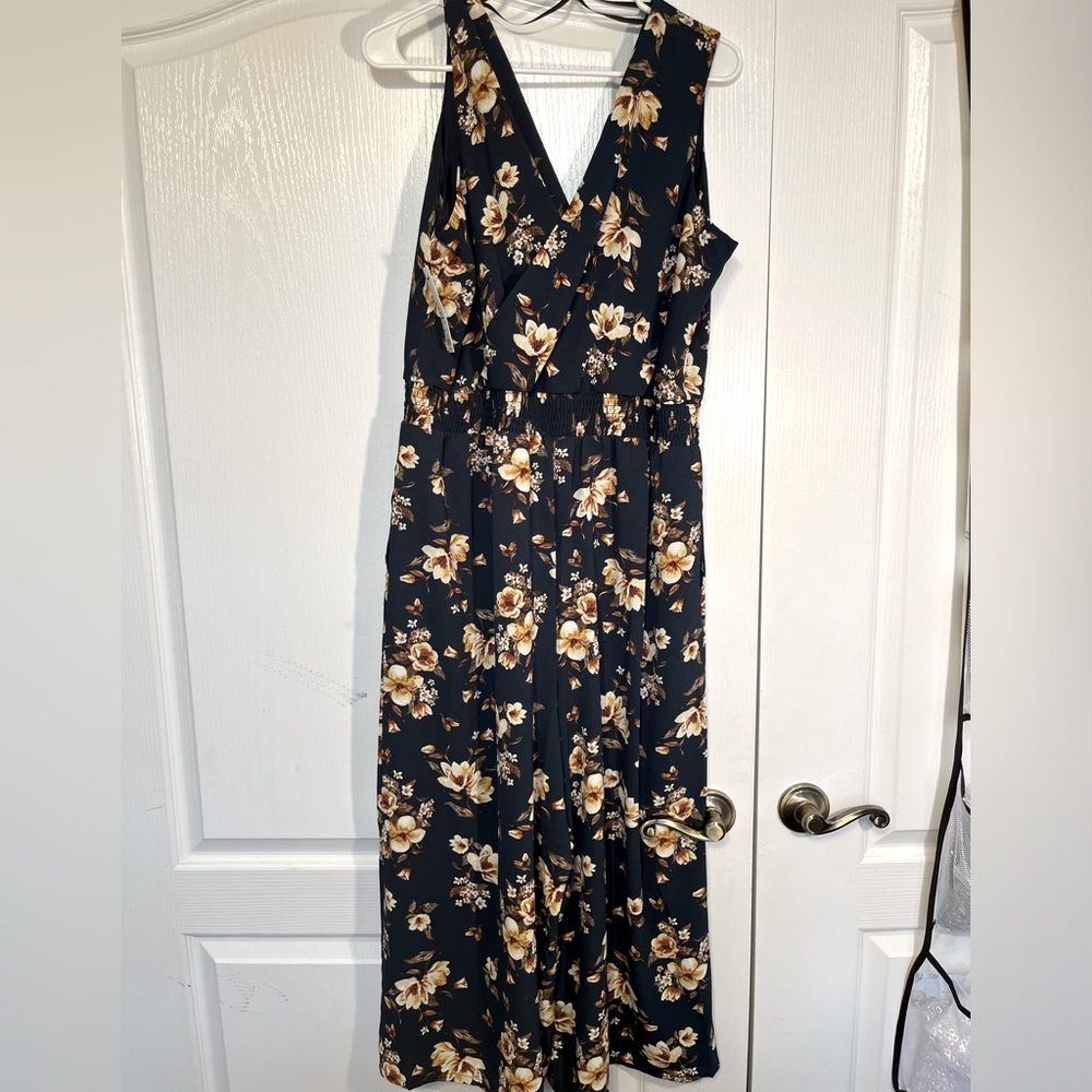 Apt 9 Women’s jumpsuit. Navy blue with tan/cream flowers.  Size PXL NWT